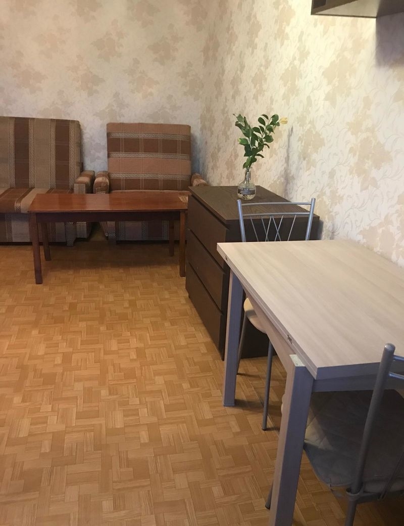 Есть мягкая мебель, шкафы, кухонный гарнитур, микроволновка.